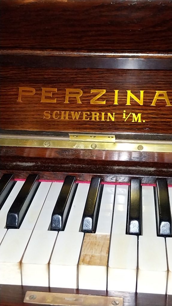 Piano acústico vertical Perzina vintage em estilo Art Deco