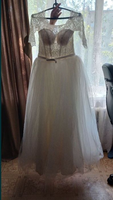Продам весільну сукню у не поганому стані