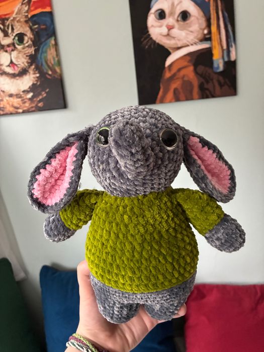 Pluszowy słoń w sweterku na szydełku