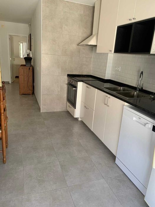 Alugo 3 quartos > Vila Chã - Barreiro