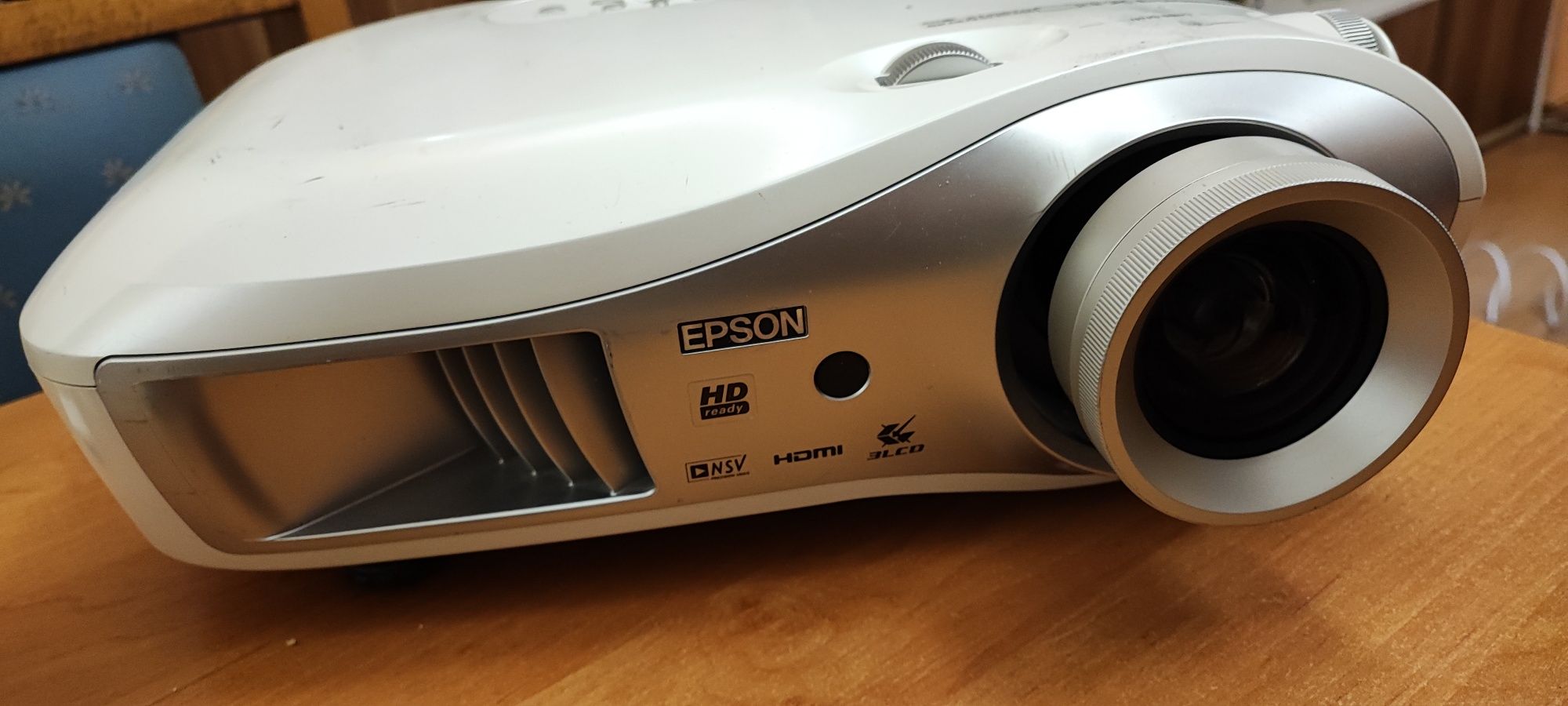 Projektor epson emp-tw700