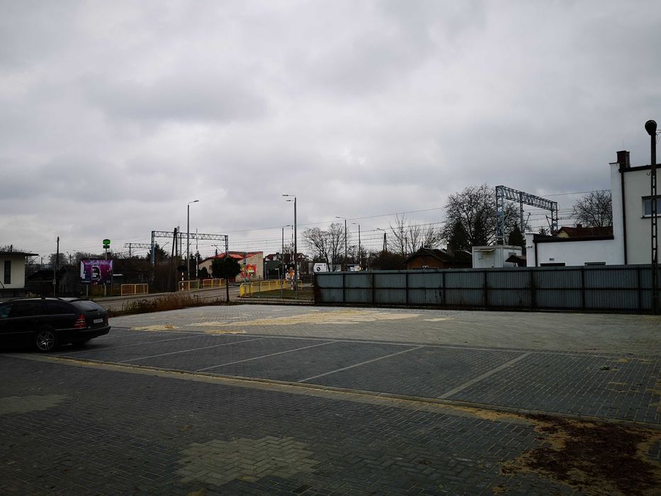 Do wynajęcia plac 3067m2 z biurem, wiatą i garażami pod działalność us