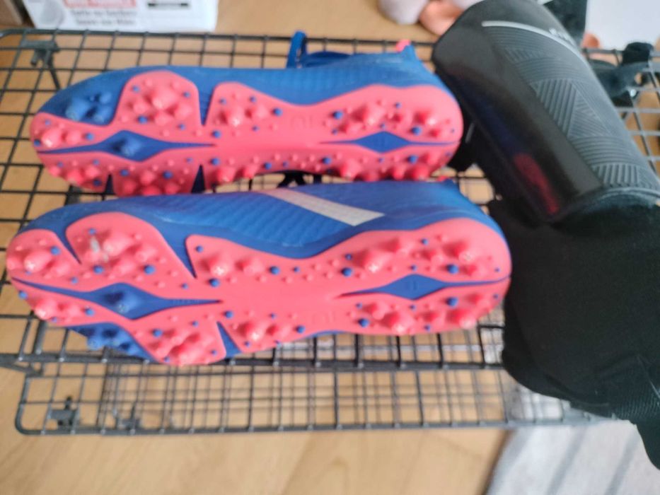 Chuteiras e caneleiras kipsta