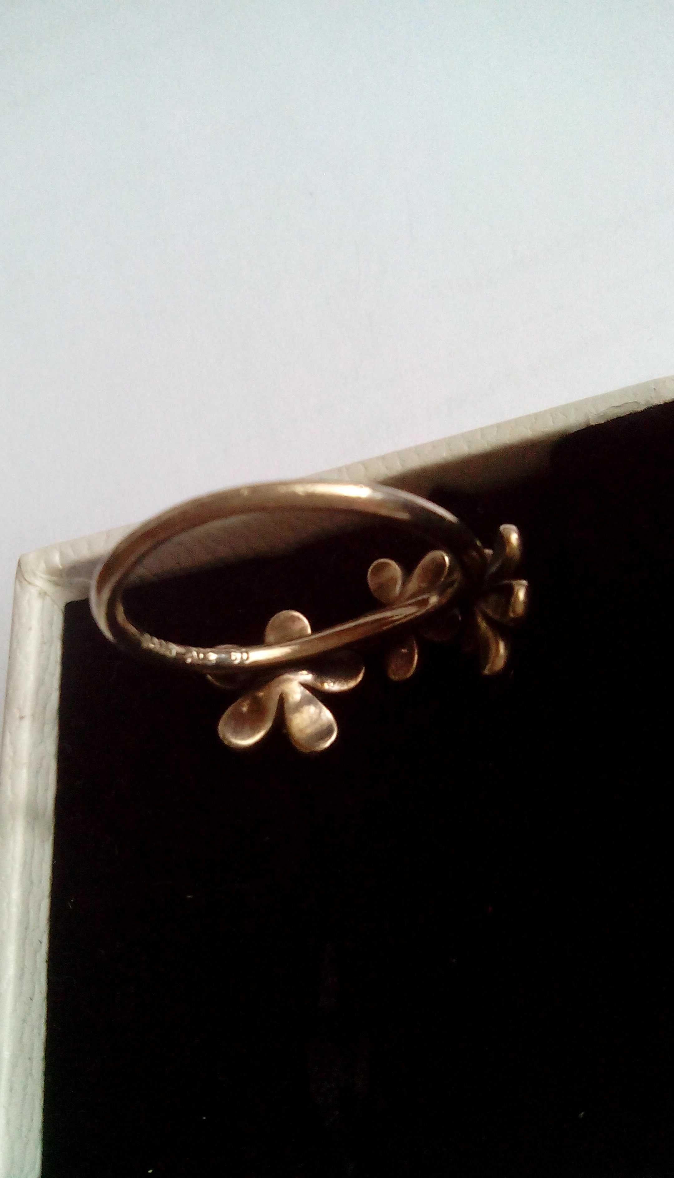 Srebro pierścionek Pandora kwiatki
