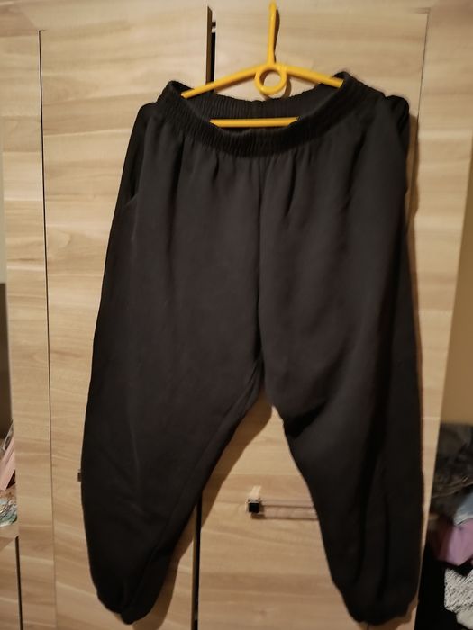 Spodnie dresowe u dołu na gumkach