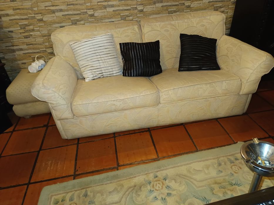 Móvel cama em mogno e jogo de três sofás