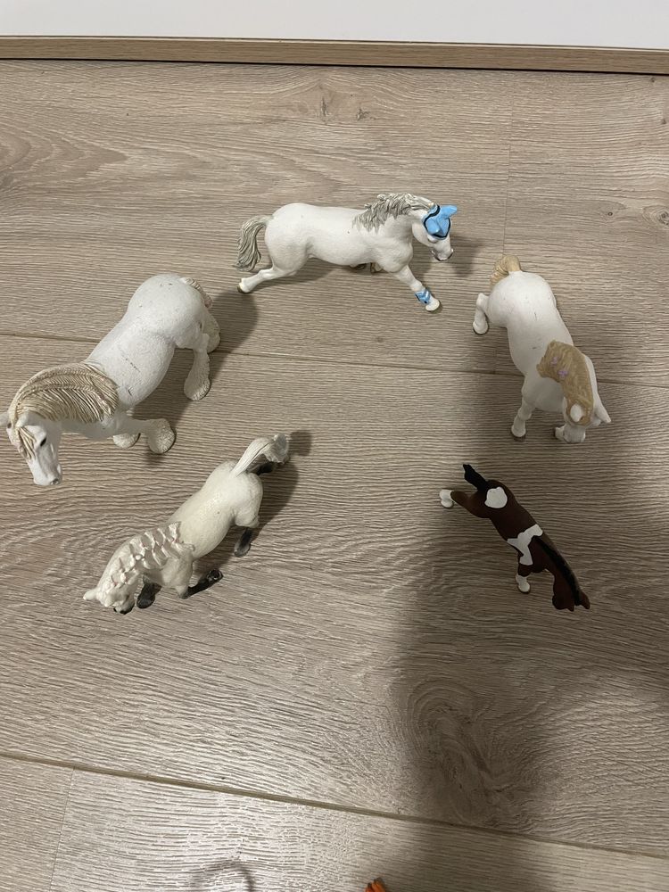 Zestaw figurek koni Schleich + dodatki