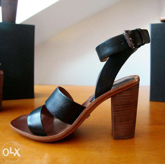 Czarne eleganckie minimalistyczne sandały ze skóry na obcasie