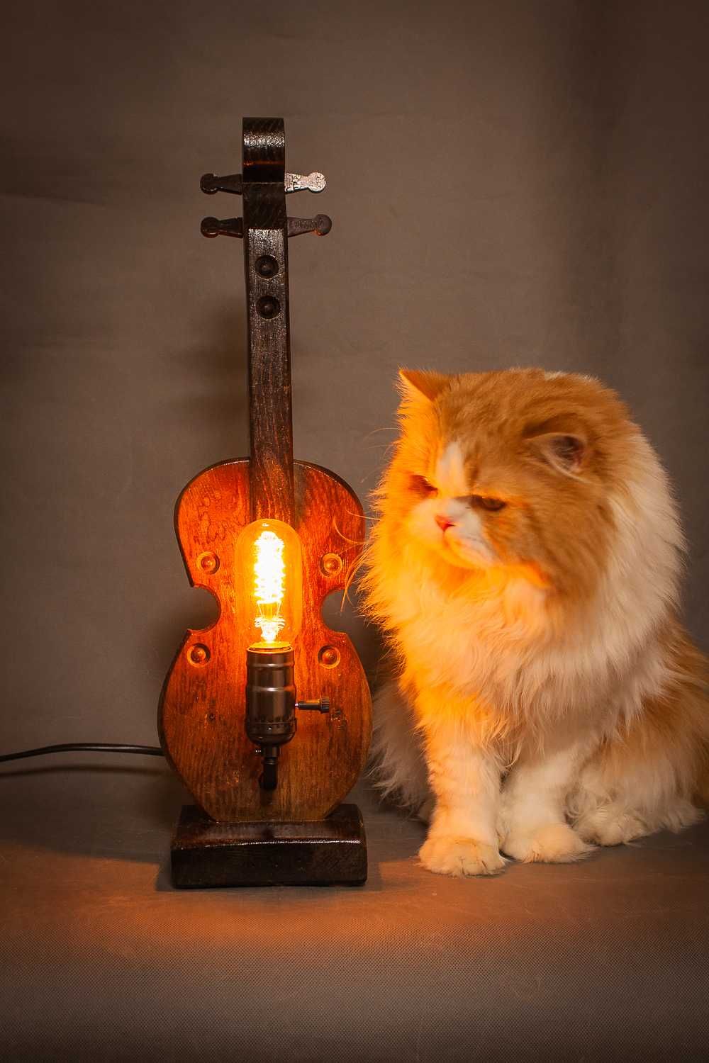 Креативный настольный светильник с лампой Эдиссона.
