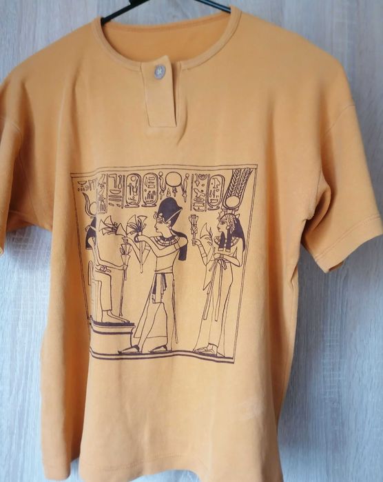 Bluzka z krótkim rękawem. Z przodu egipski nadruk,bawełna.