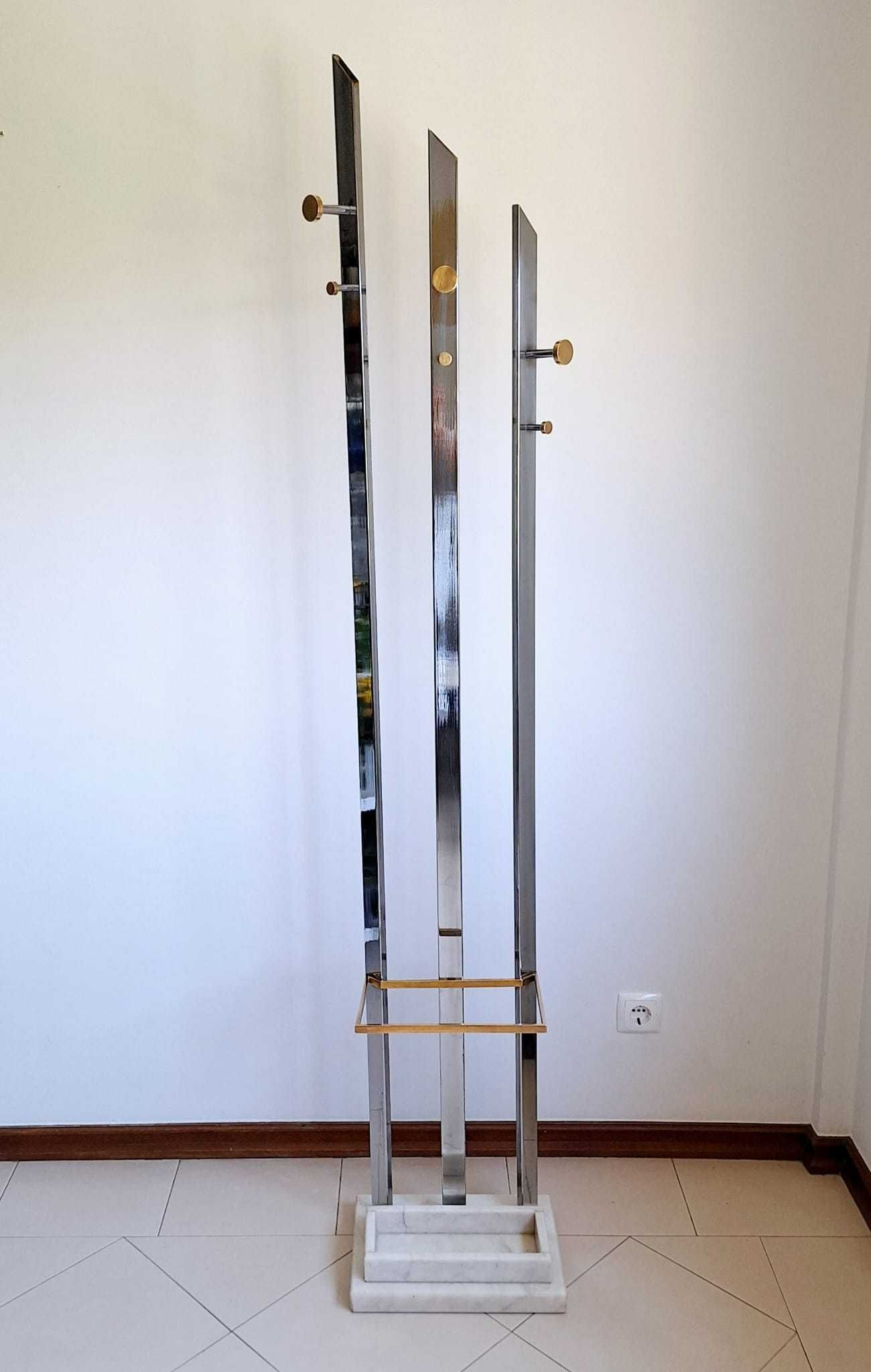 Cabideiro / Bengaleiro de pé, em metal e mármore. Standing coat rack