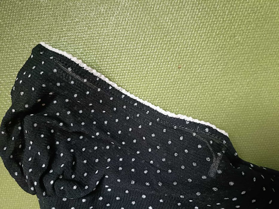 Urocza zwiewna sukienka be3 w groszki z kokardką i pięknym dekoldem