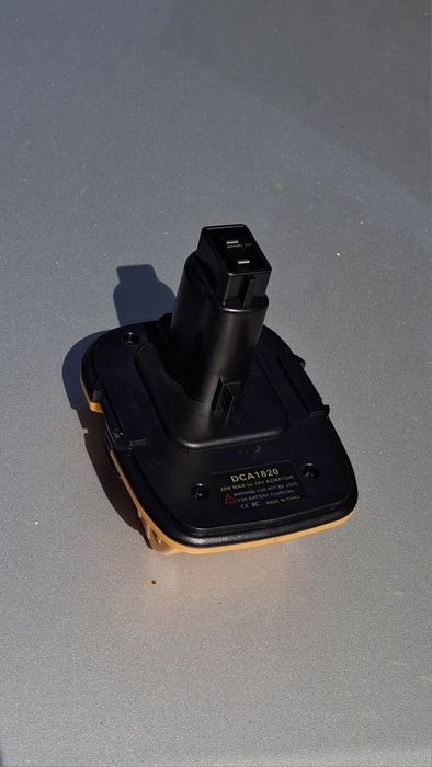 2x Adapter/przejściówka ze strarego typu Dewalt(18/14V) na nowy 18V