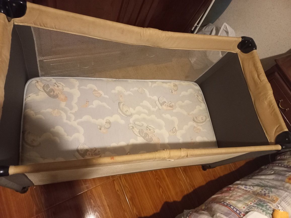 Cama de bebé com colchão
