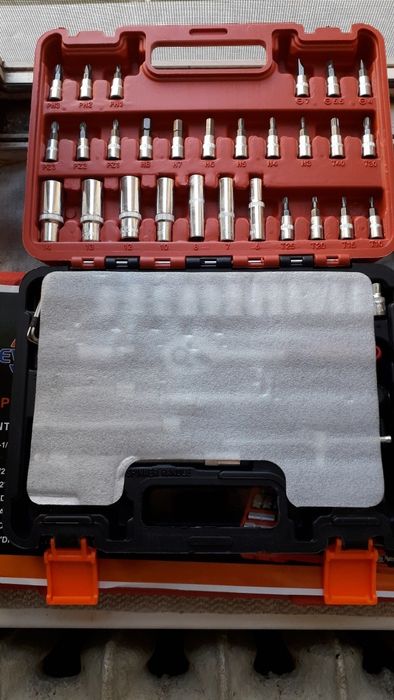 Продам 2 новых набора инструментов