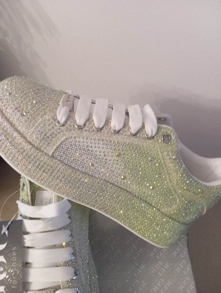 Buty firmy GOE cekinowe