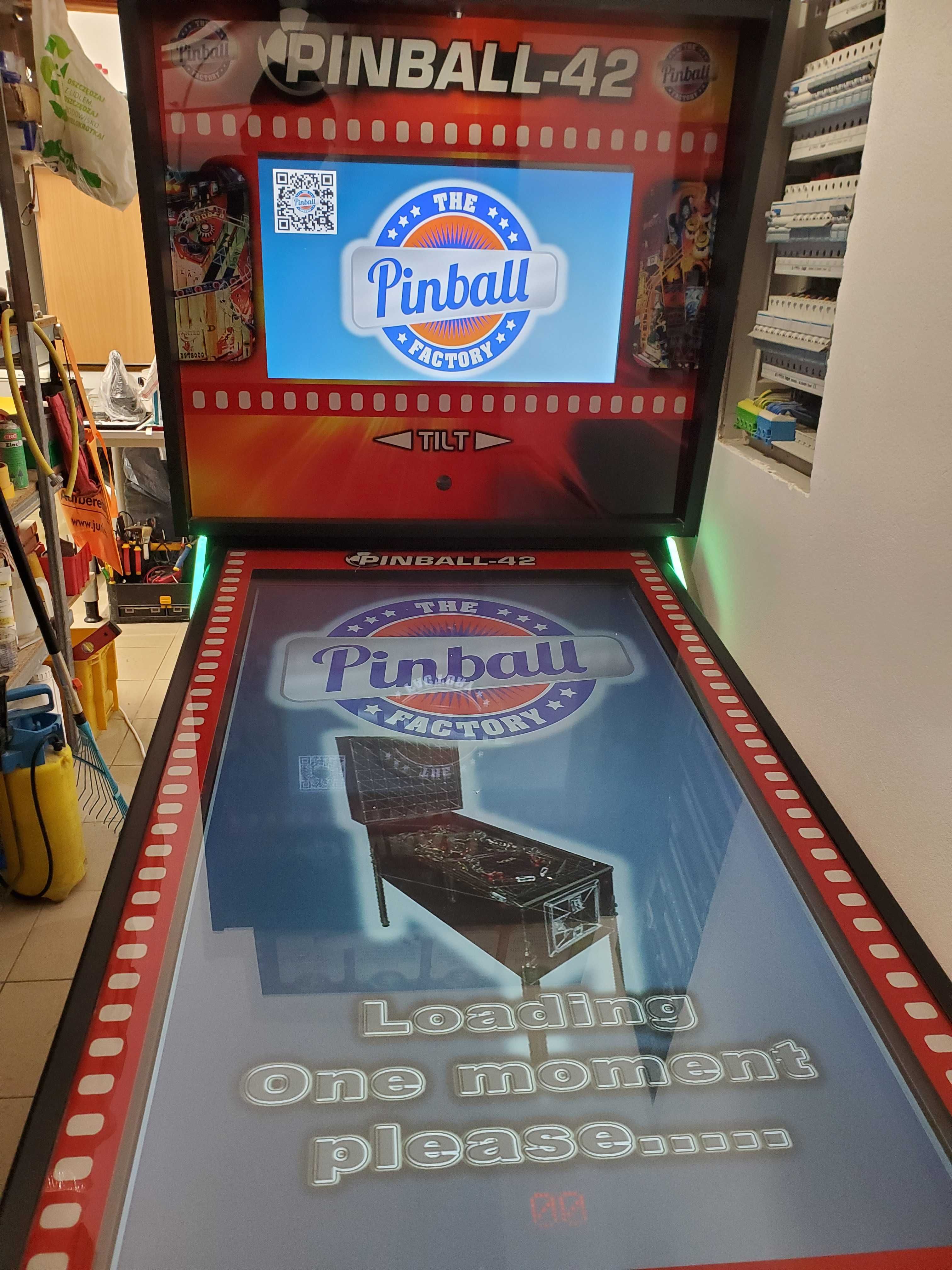 Flipper elektroniczny z trzema monitorami