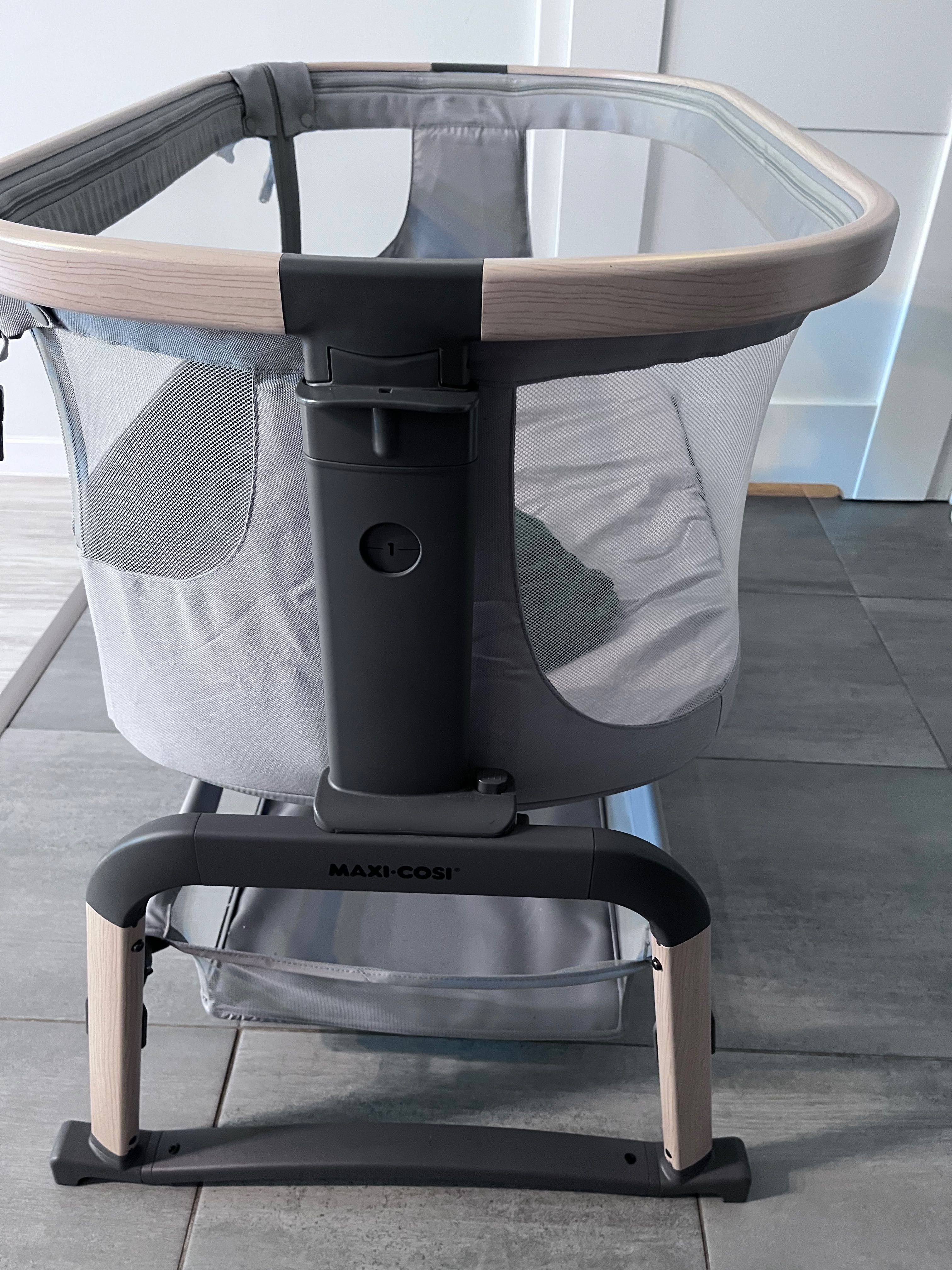 Łóżeczko dostawne Maxi-Cosi Iora Air + dodatki – stan bardzo dobry.