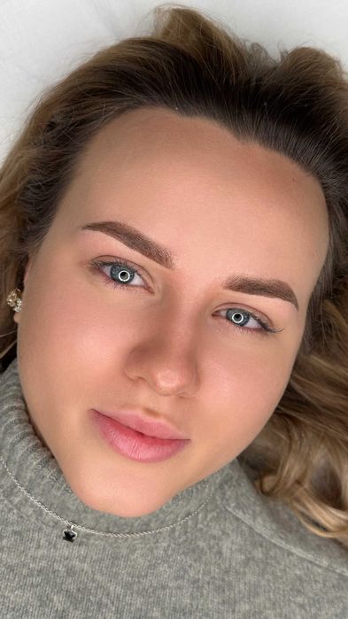 Makijaż permanentny brwi modelka