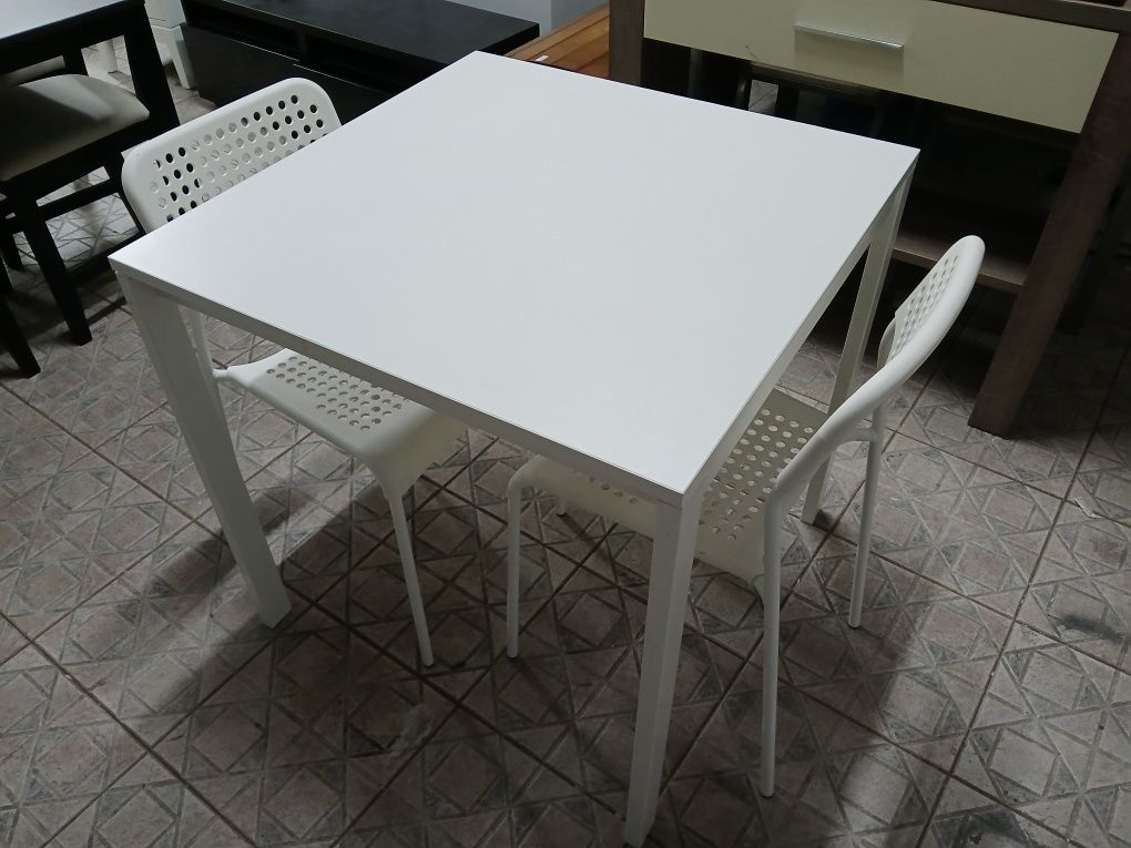 Mesa IKEA-Melltorp + 2 Cadeiras IKEA-Adde