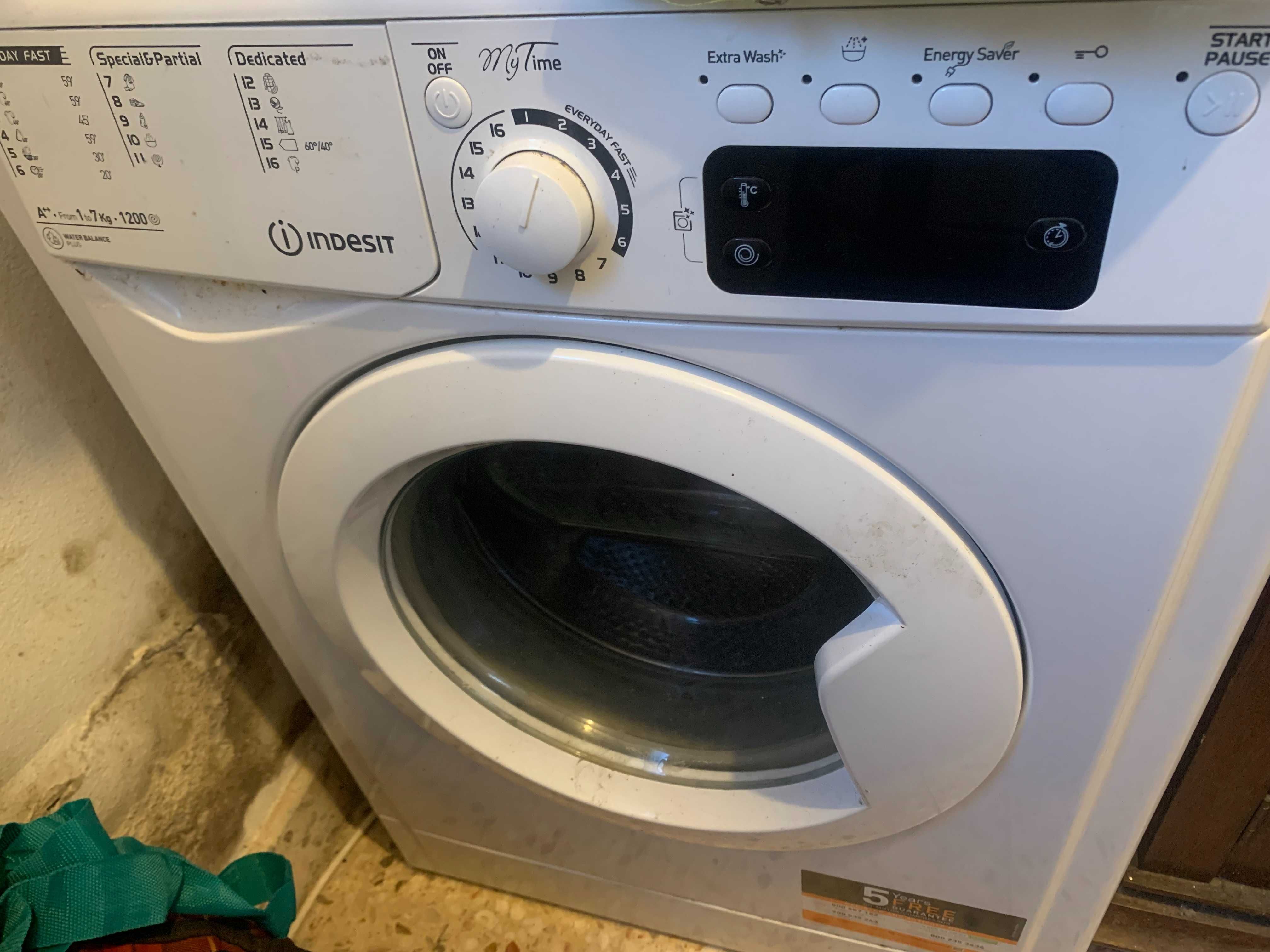 Maquina de Lavar Roupa indesit, em bom estado e com pouco uso.