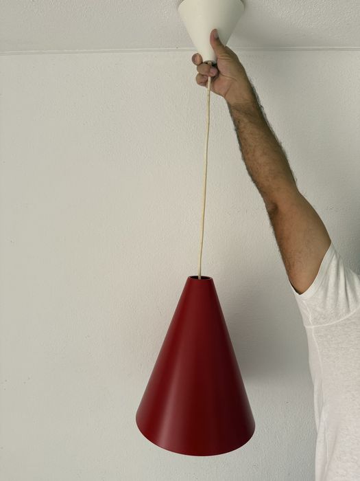 Candeeiro de teto vermelho