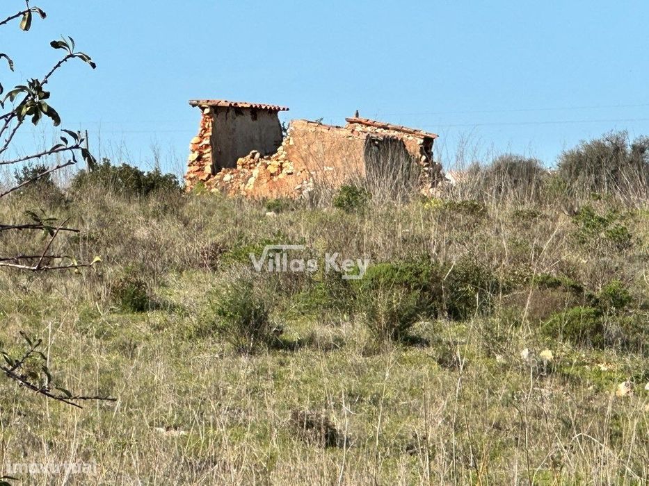 Terreno com 20.500 m² e ruína em Bensafrim.