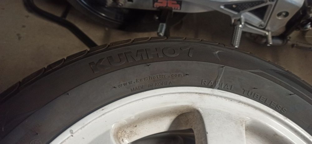 Alufelgi z oponami stan opon bardzo dobry