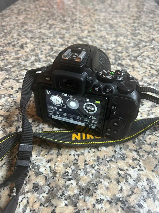 Nikon D5600 - com objetiva 18-50mm + Cartão SD 128GB - como nova