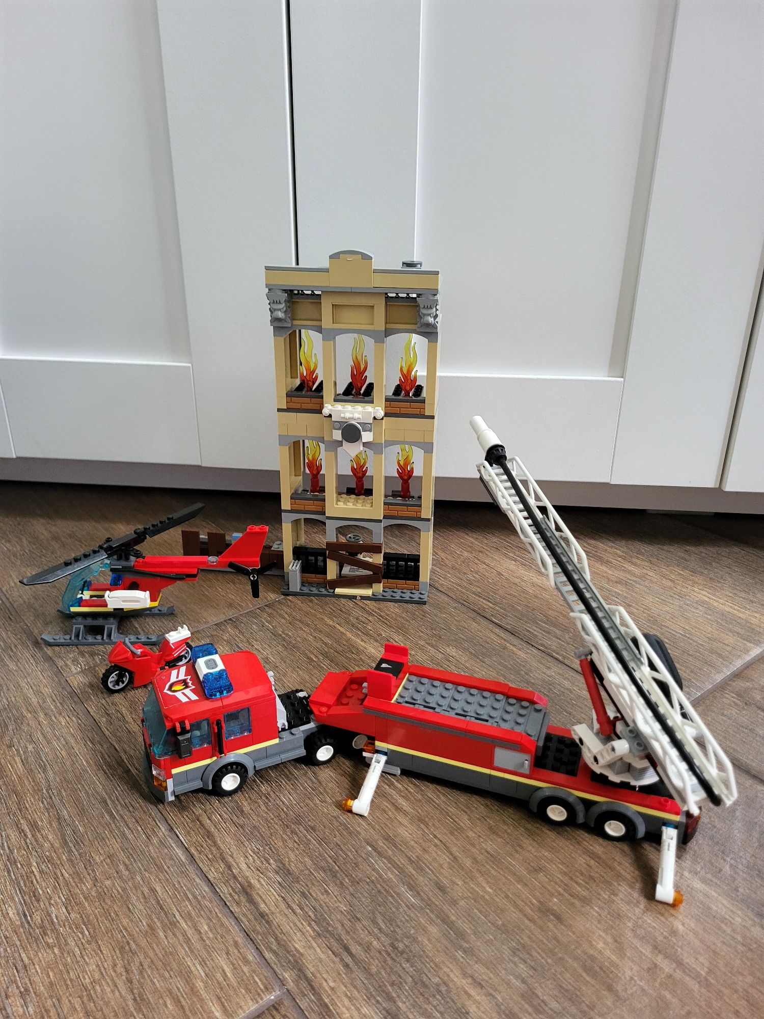 Płonący budynek Lego