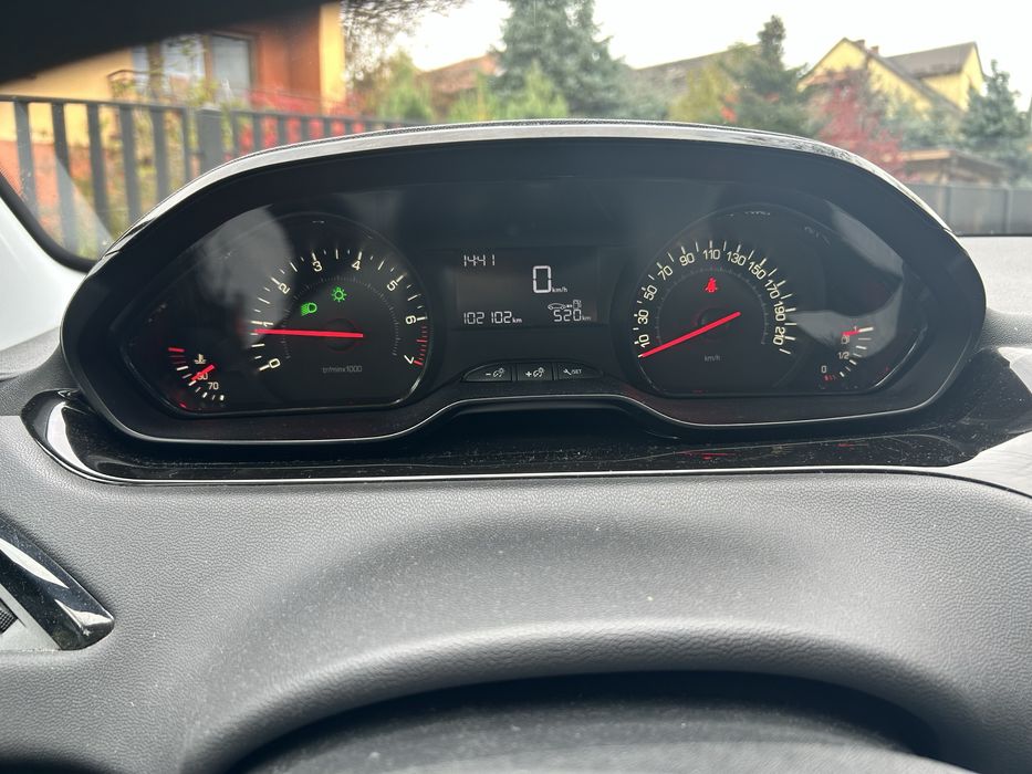 Peugeot 208  1.0 vti 68 km 102200 km