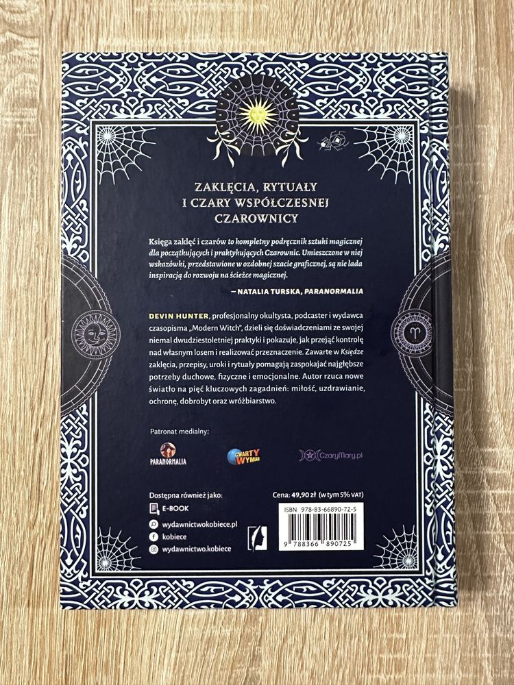 Księga zaklęć i czarów.