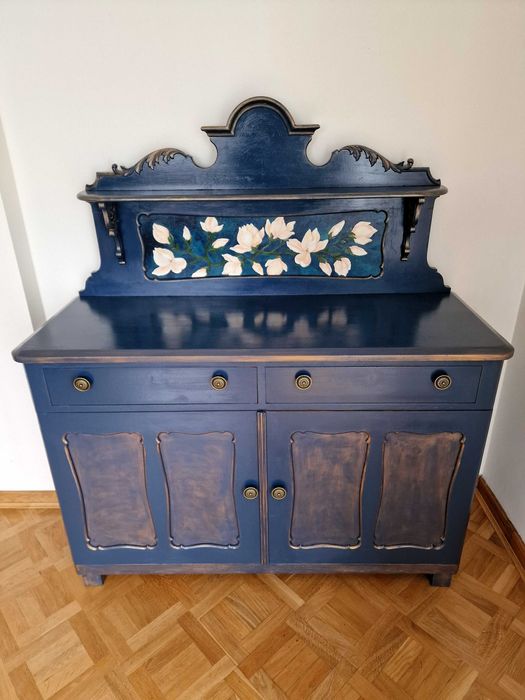 Zabytkowa komoda z nadstawką po renowacji ręcznie malowana