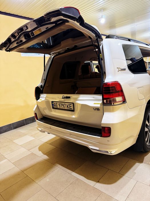 Toyota Land Cruiser 200 • 2013 • 4.5 V8 Diesel • 70th Anniversary