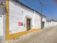Moradia com 8 divisões e com quintal em Vila Alva
