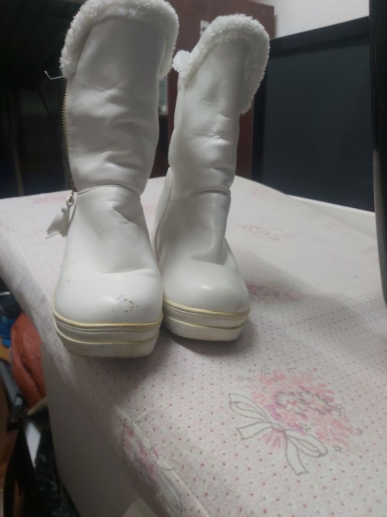 Botas brancas com pelo