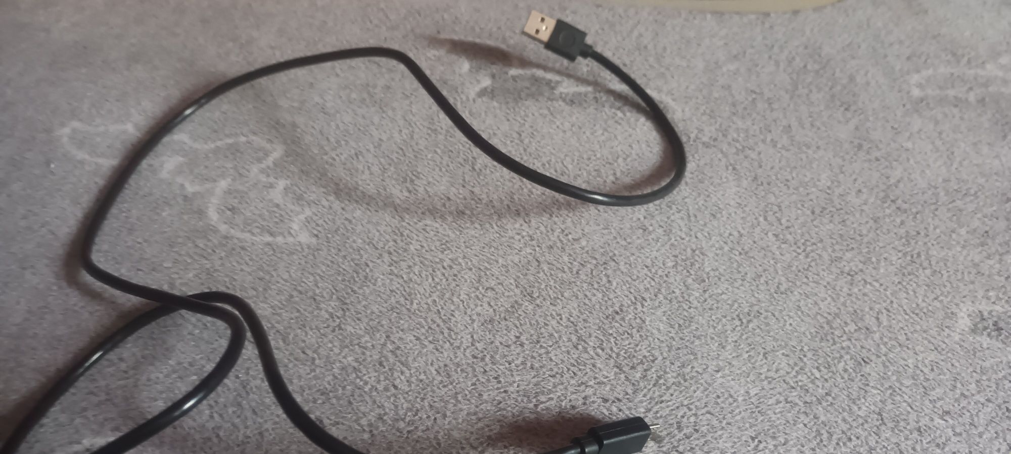 Kabel Micro-usb do telefonu.