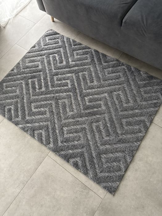 Szary dywan we wzory