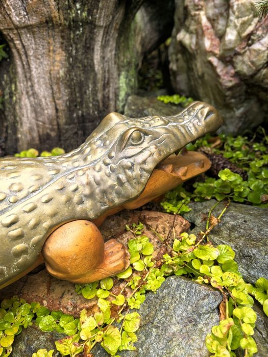 Krokodyl, aligator z drewna z mosiężnymi elementami,  Korea UNIKAT