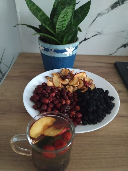 Owoce suszone dzikiej róży ,tarniny,  jabłek