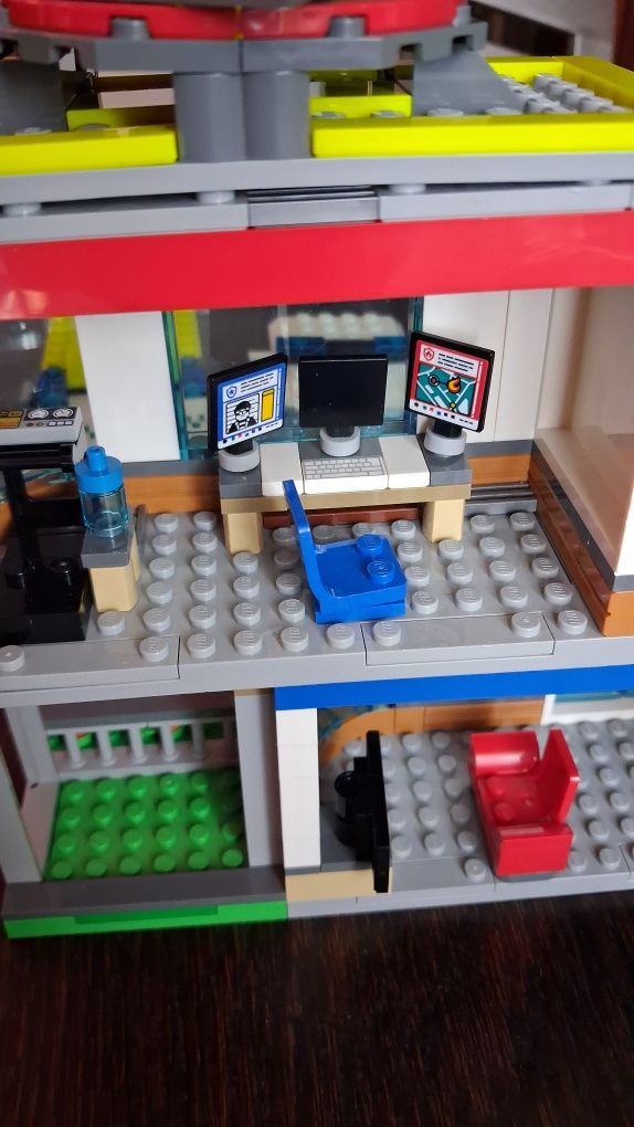 LEGO City, klocki, Parking dla pojazdów uprzywilejowanych, 60371