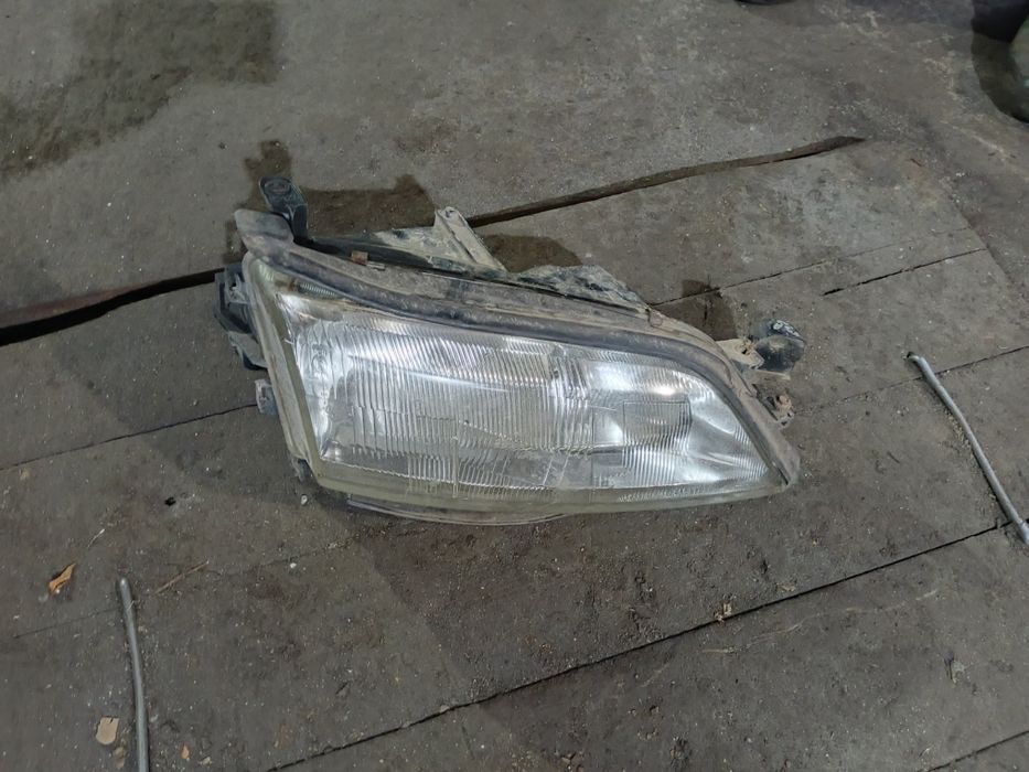 Продам праву фару на Опель Вектору б.