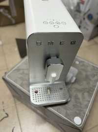 Máquina de café automática Smeg , Branco  BCC01WHMEU / c garantia