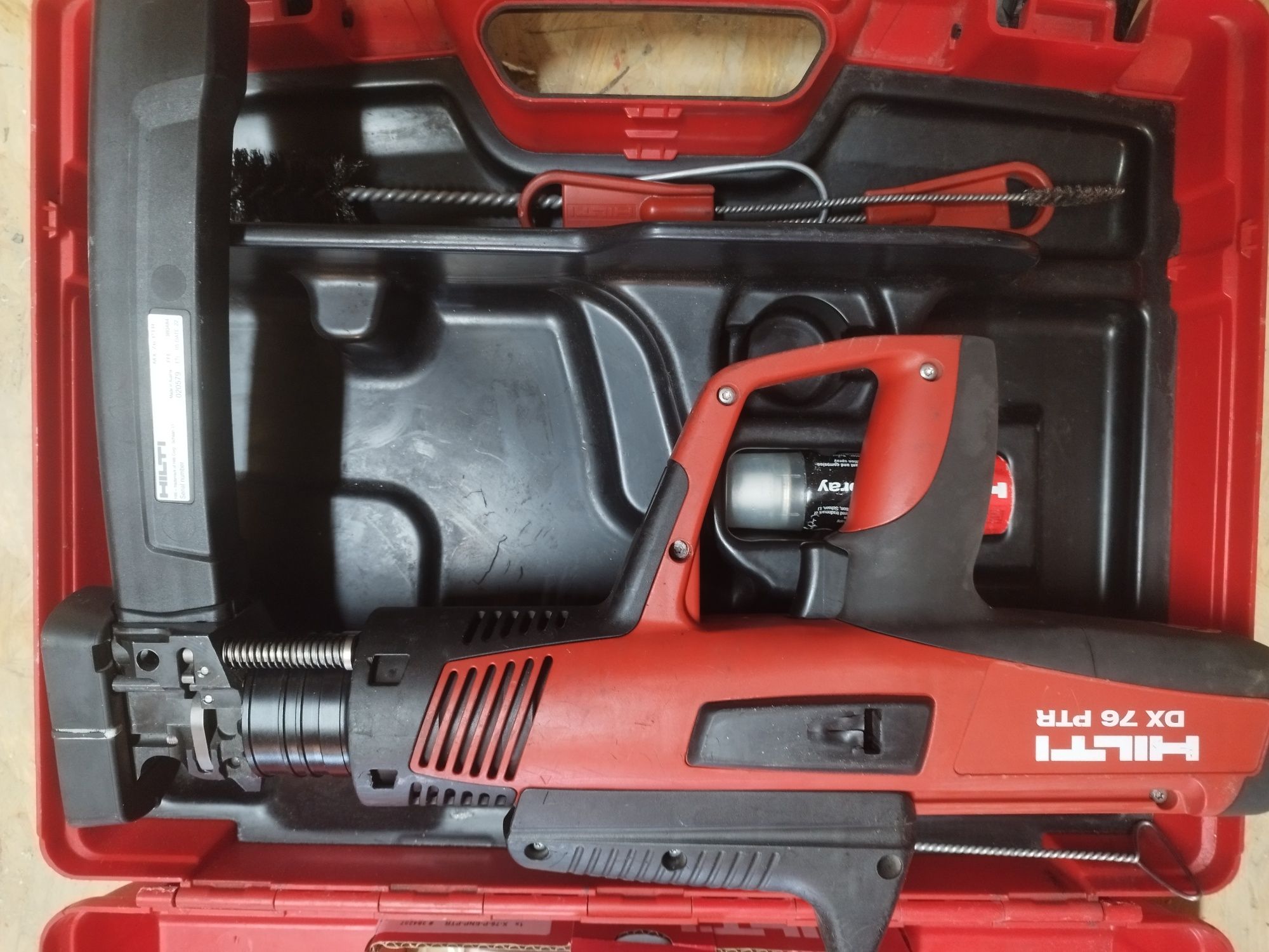 Osadzak pistolet Hilti DX 76 PTR + gratis  naboje i kołki hilti