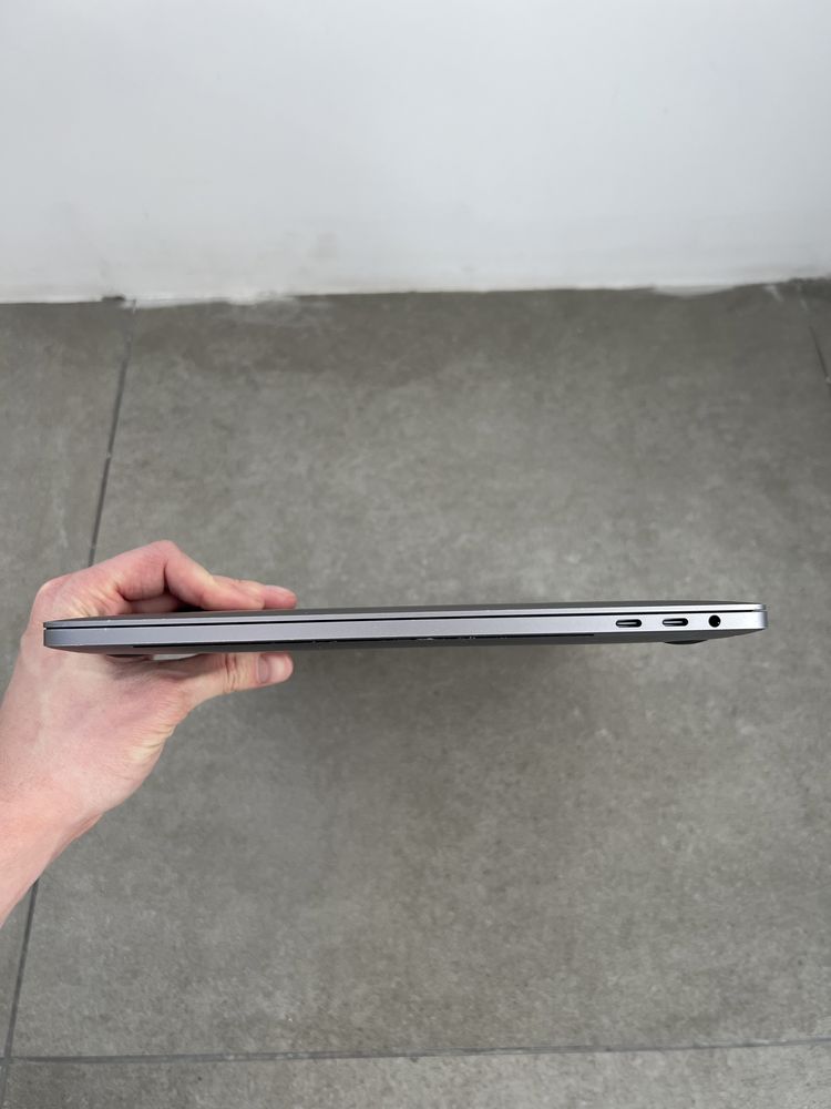 570$ MacBook Pro 15 2017 2,8GHz / i7 / 16 GB / 256gb SSD