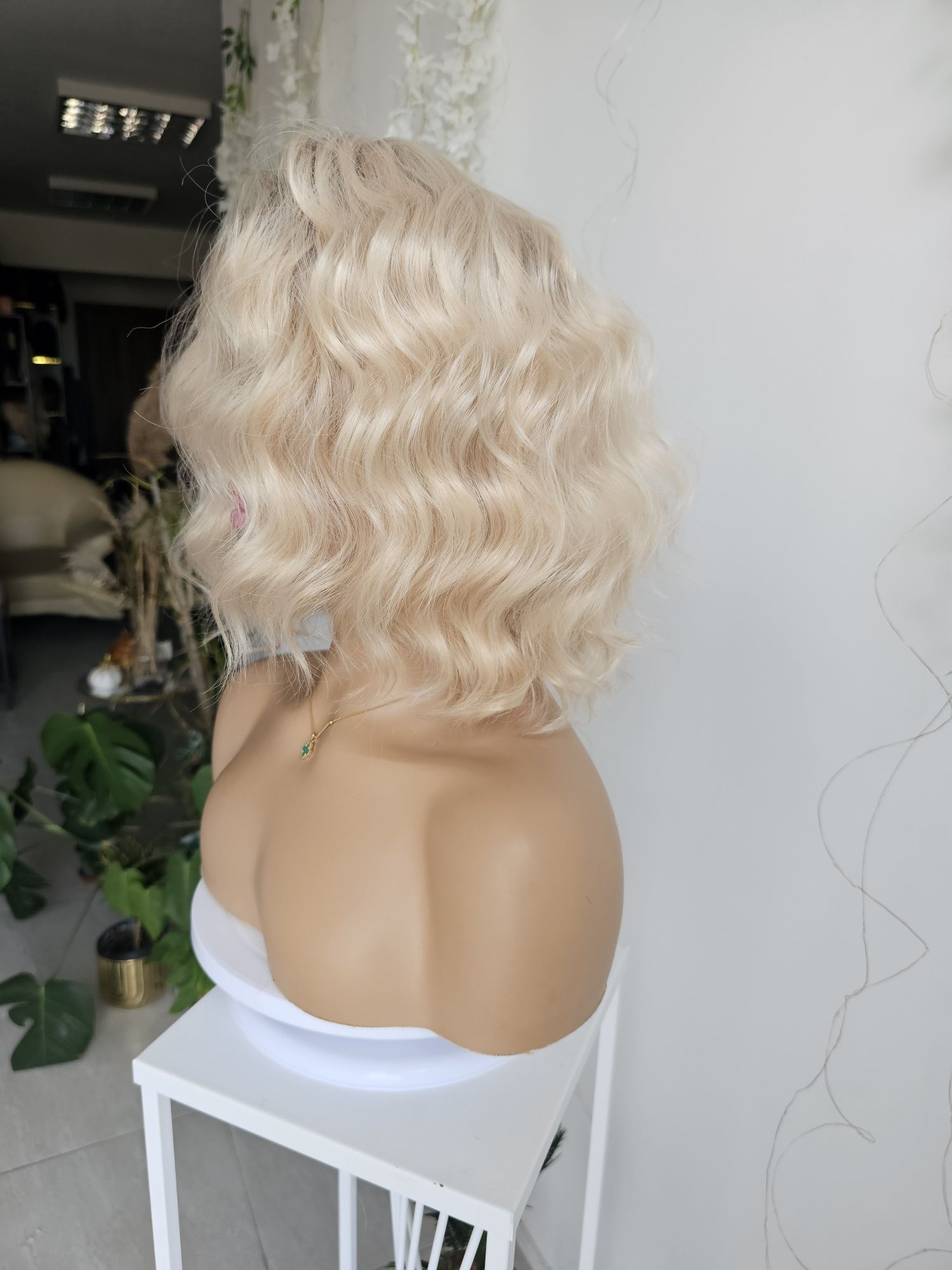 Peruka Giselle jasny perłowy blond fale loki naturalny efekt