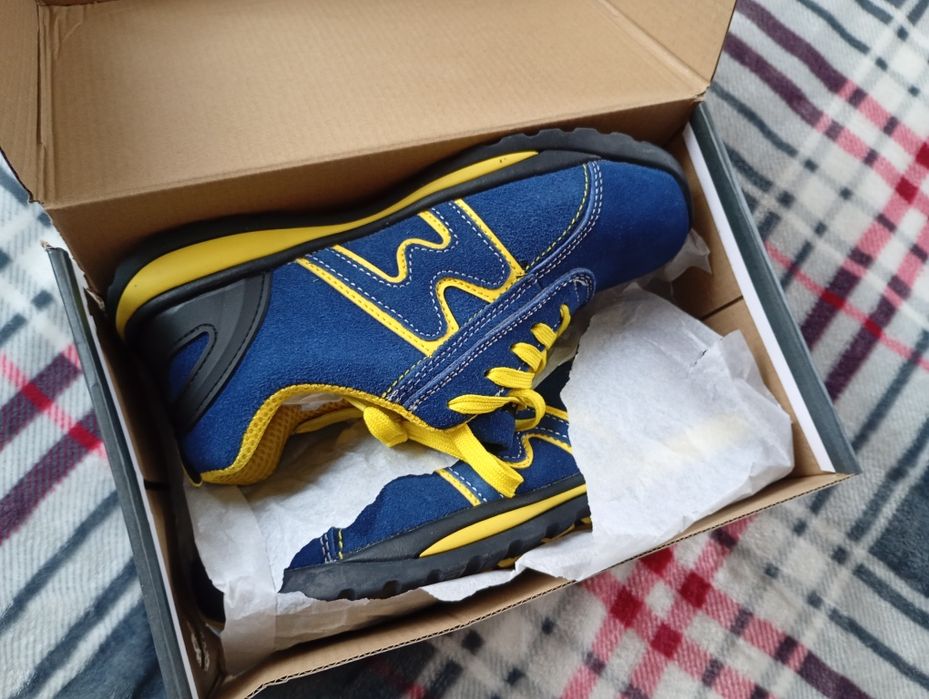 Кросівки з твердим носиком.