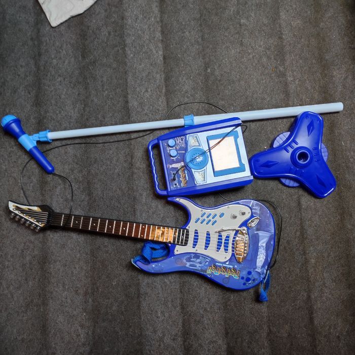 Zestaw gitara elektryczna, mikrofon i wzmacniacz