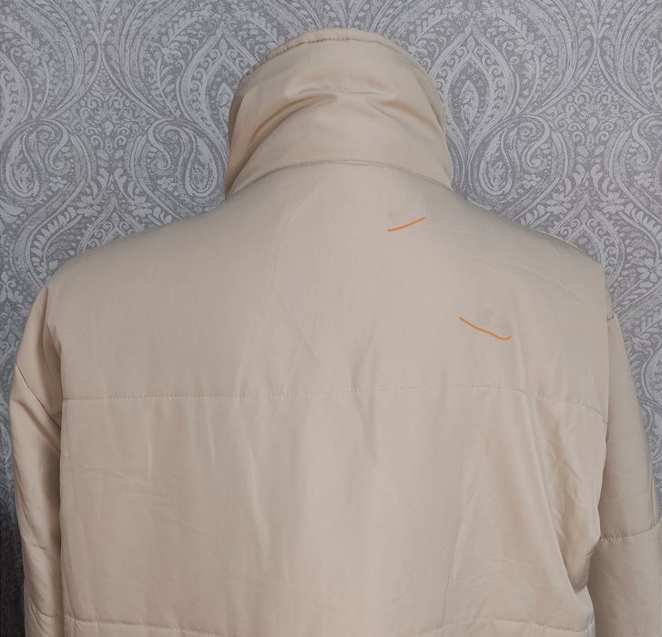 Куртка нюдового бежевого универсального цвета