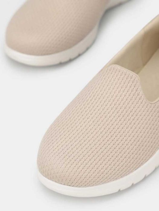 Жіночі сліпони skechers / сліпони бежевого кольору